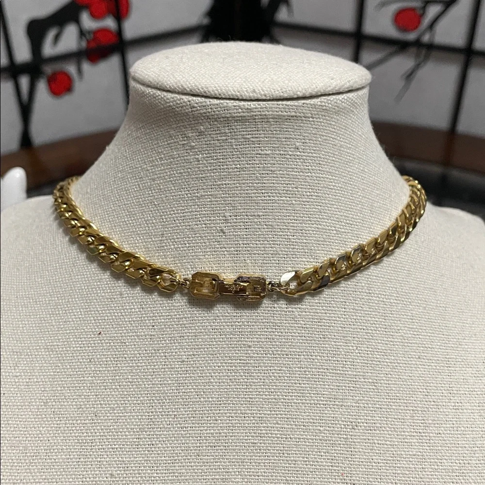 Givenchy Chain Necklace in double G closure